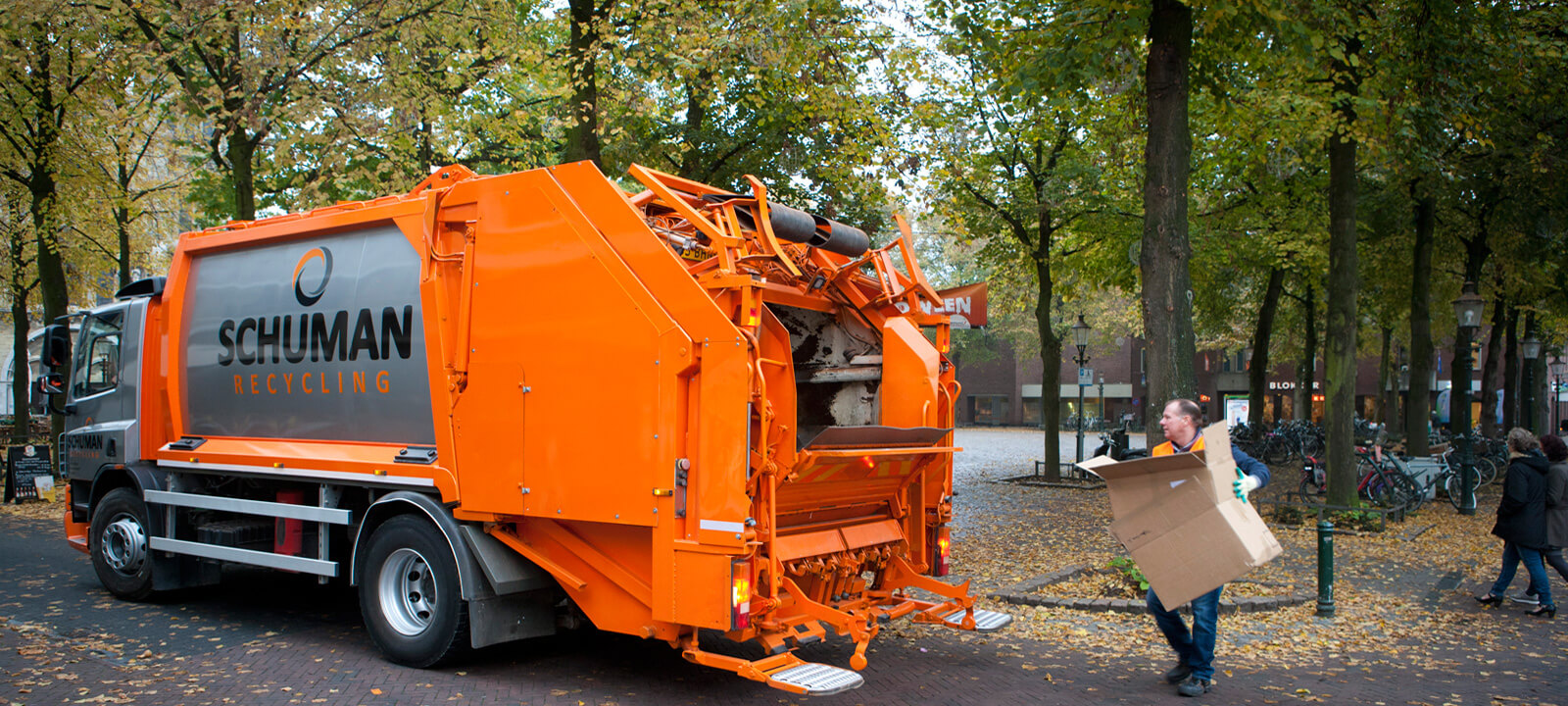 Perswagen van Schuman Recycling haalt afval op in het centrum van Roermond
