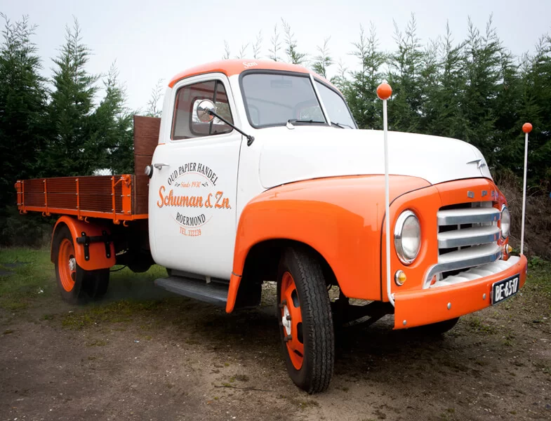 Oldtimer vrachtwagen van Schuman uit 1930 in Roermond